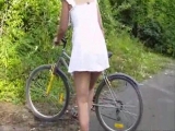 aby en velo dans la na...