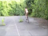aby en velo dans la nature - Amatrys -