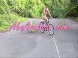 aby en velo dans la nature - Amatrys -
